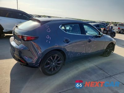 Trzecie zdjęcie samochodu z tyłu: 2021 MAZDA 3 PREMIUM VIN:JM1BPAML5M1347936 - miniatura
