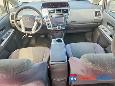 Zdjęcie 8 z 12 samochodu: 2013 TOYOTA PRIUS V TWO VIN:JTDZN3EU9D3222269 - miniatura