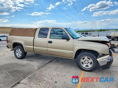 Czwarte zdjęcie samochodu z boku: 2006 CHEVROLET SILVERADO K1500 VIN:1GCEK19B06Z268741 - miniatura