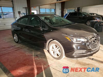 Czwarte zdjęcie samochodu z boku: 2018 CHEVROLET CRUZE LT VIN:1G1BE5SM2J7169302 - miniatura