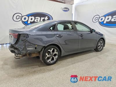 Trzecie zdjęcie samochodu z tyłu: 2021 KIA FORTE LXS VIN:3KPF24AD6ME406570 - miniatura