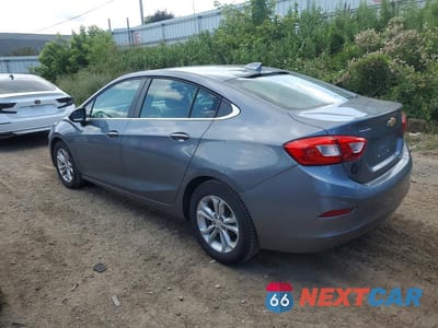 Drugie zdjęcie samochodu z przodu: 2019 CHEVROLET CRUZE LT VIN:1G1BE5SM9K7118185 - miniatura