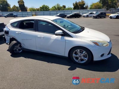 Czwarte zdjęcie samochodu z boku: 2014 FORD FOCUS SE VIN:1FADP3K2XEL185781 - miniatura