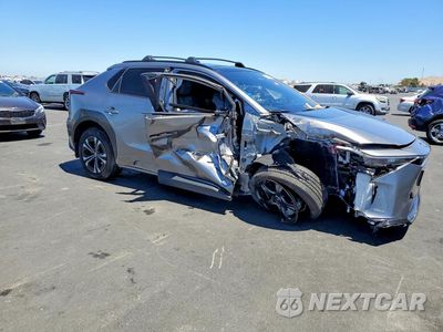 Czwarte zdjęcie samochodu z boku: 2024 TOYOTA BZ4X XLE VIN:JTMABACA4RA085070 - miniatura