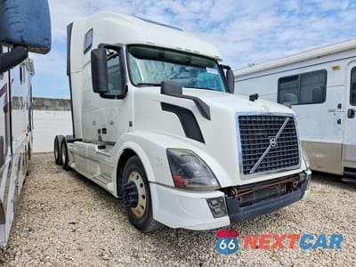 Czwarte zdjęcie samochodu z boku: 2016 VOLVO VNL SEMI TRUCK VIN:4V4NC9EH1GN942026 - miniatura