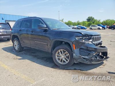 Czwarte zdjęcie samochodu z boku: 2025 JEEP GRAND CHEROKEE LAREDO VIN:1C4RJHAG4SC356838 - miniatura