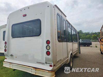 Czwarte zdjęcie samochodu z boku: 2017 FORD ECII E450 - SHUTTLE BUS VIN:1FDEE4F66HDC39871 - miniatura
