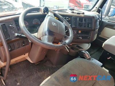 Zdjęcie 8 z 13 samochodu: 2013 VOLVO VNL SEMI TRUCK VIN:4V4NC9EG9DN560328 - miniatura