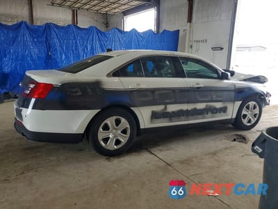 Trzecie zdjęcie samochodu z tyłu: 2018 FORD TAURUS POLICE INTERCEPTOR VIN:1FAHP2MK7JG104697 - miniatura