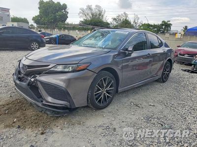 2024 TOYOTA CAMRY SE 4T1T11AK9RU917441 - główne zdjęcie licytacji z USA - miniatura