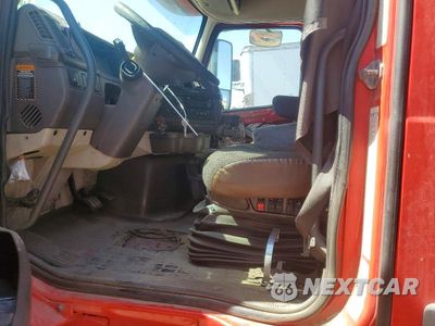 Piąte zdjęcie samochodu w środku: 2017 VOLVO VNL TRUCK CAB AND CHASSIS VIN:4V4N99EG1HN980556 - miniatura
