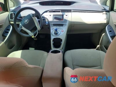 Zdjęcie 8 z 12 samochodu: 2015 TOYOTA PRIUS TWO VIN:JTDKN3DU3F0402094 - miniatura
