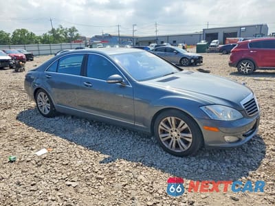 Czwarte zdjęcie samochodu z boku: 2009 MERCEDES-BENZ S 550 4MATIC VIN:WDDNG86X29A248591 - miniatura