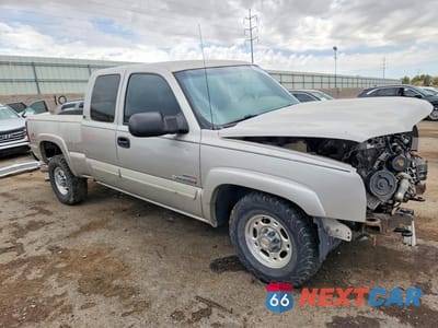 Czwarte zdjęcie samochodu z boku: 2004 CHEVROLET SILVERADO K2500 HEAVY DUTY VIN:1GCHK29284E394305 - miniatura