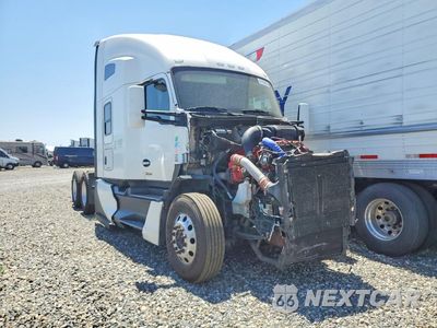 Czwarte zdjęcie samochodu z boku: 2023 KENWORTH T680 SEMI TRUCK VIN:1XKYD49X6PJ261477 - miniatura