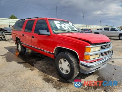 Czwarte zdjęcie samochodu z boku: 1997 CHEVROLET SUBURBAN K1500 VIN:3GNFK16R2VG123003 - miniatura