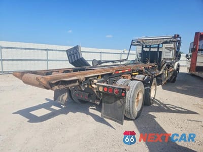 Czwarte zdjęcie samochodu z boku: 2019 VOLVO VHD ROLLBACK TOW TRUCK VIN:4V5KC9DH1KN905731 - miniatura