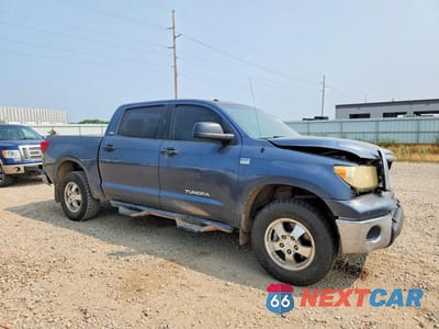 Czwarte zdjęcie samochodu z boku: 2010 TOYOTA TUNDRA CREWMAX SR5 VIN:5TFEM5F16AX004473 - miniatura