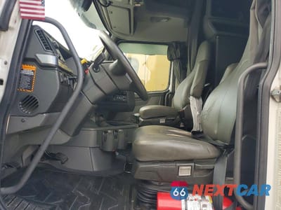 Piąte zdjęcie samochodu w środku: 2019 VOLVO VNL SEMI TRUCK VIN:4V4NC9EH3KN873574 - miniatura