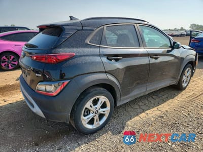 Trzecie zdjęcie samochodu z tyłu: 2022 HYUNDAI KONA SEL VIN:KM8K3CABXNU843975 - miniatura