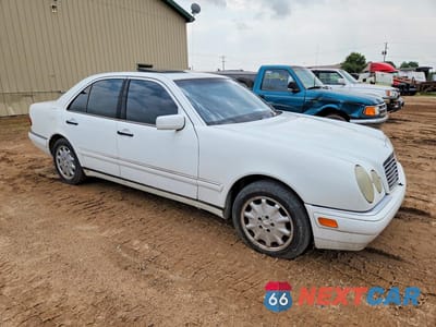 Czwarte zdjęcie samochodu z boku: 1999 MERCEDES-BENZ E 320 VIN:WDBJF65H3XA824307 - miniatura