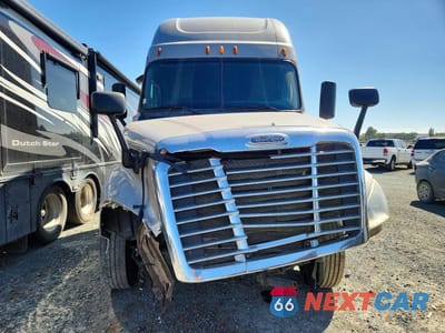 Piąte zdjęcie samochodu w środku: 2015 FREIGHTLINER CASCADIA SEMI TRUCK VIN:3AKJGLD53FSBT5505 - miniatura