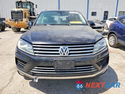 Piąte zdjęcie samochodu w środku: 2016 VOLKSWAGEN TOUAREG SPORT VIN:WVGEF9BPXGD001125 - miniatura