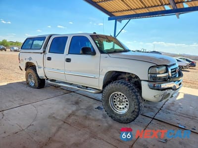 Czwarte zdjęcie samochodu z boku: 2004 GMC NEW SIERRA K1500 VIN:2GTEK13T041361265 - miniatura