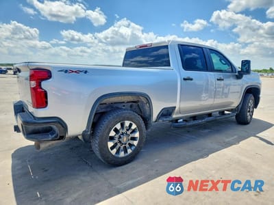 Trzecie zdjęcie samochodu z tyłu: 2023 CHEVROLET SILVERADO K2500 CUSTOM VIN:2GC4YMEY1P1727436 - miniatura