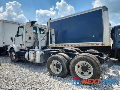 Trzecie zdjęcie samochodu z tyłu: 2016 VOLVO VNM SEMI TRUCK VIN:4V4MC9EG6GN971492 - miniatura