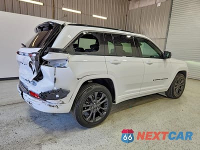 Trzecie zdjęcie samochodu z tyłu: 2026 JEEP GRAND CHEROKEE LIMITED VIN:1C4RJHBR4TC282872 - miniatura