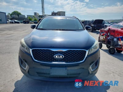 Piąte zdjęcie samochodu w środku: 2016 KIA SORENTO LX V6 VIN:5XYPG4A57GG036641 - miniatura
