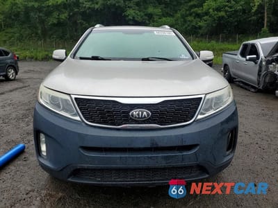 Piąte zdjęcie samochodu w środku: 2015 KIA SORENTO LX VIN:5XYKT3A66FG628152 - miniatura