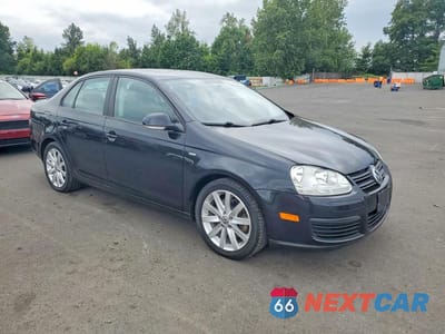 Czwarte zdjęcie samochodu z boku: 2010 VOLKSWAGEN JETTA WOLFSBURG VIN:3VWRJ7AJ4AM019473 - miniatura