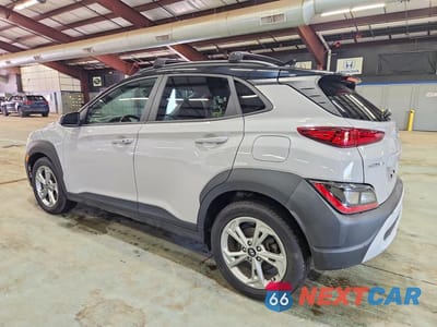 Drugie zdjęcie samochodu z przodu: 2022 HYUNDAI KONA SEL VIN:KM8K6CAB2NU762377 - miniatura