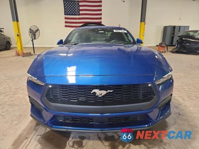 Piąte zdjęcie samochodu w środku: 2024 FORD MUSTANG VIN:1FA6P8TH1R5114942 - miniatura