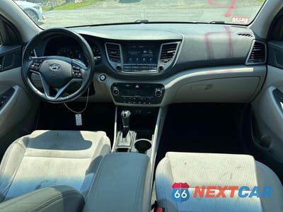 Piąte zdjęcie samochodu w środku: 2018 HYUNDAI TUCSON VALUE VIN:KM8J3CA25JU691996 - miniatura
