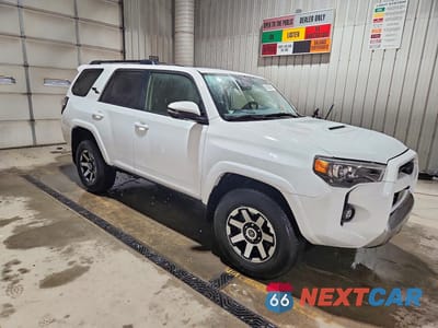 Czwarte zdjęcie samochodu z boku: 2024 TOYOTA 4RUNNER TRD OFF-ROAD PREMIUM VIN:JTERU5JR6R6303618 - miniatura