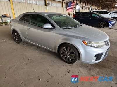 Czwarte zdjęcie samochodu z boku: 2013 KIA FORTE SX VIN:KNAFW6A34D5713896 - miniatura