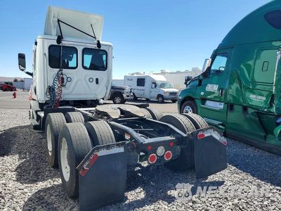 Trzecie zdjęcie samochodu z tyłu: 2023 FREIGHTLINER CASCADIA 126 SEMI TRUCK VIN:3AKJHLDV6PDNZ1952 - miniatura