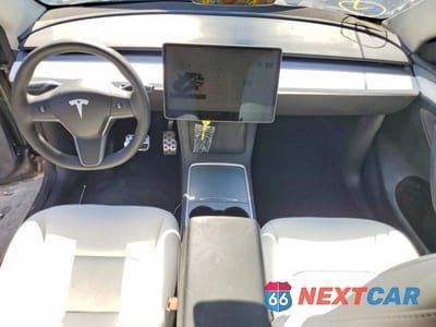 Zdjęcie 8 z 13 samochodu: 2025 TESLA MODEL Y VIN:7SAYGDEE7SF240633 - miniatura