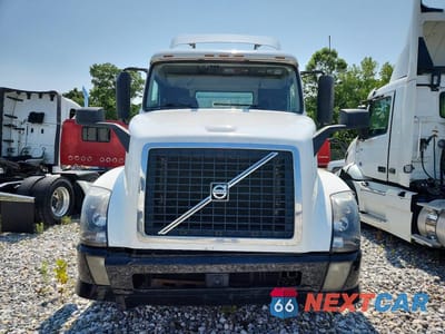 Piąte zdjęcie samochodu w środku: 2013 VOLVO VN VNL VIN:4V4N39EG4DN142369 - miniatura