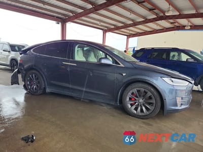 Czwarte zdjęcie samochodu z boku: 2018 TESLA MODEL X VIN:5YJXCDE44JF081127 - miniatura