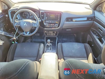 Zdjęcie 8 z 14 samochodu: 2018 MITSUBISHI OUTLANDER SE VIN:JA4AZ3A31JZ053513 - miniatura