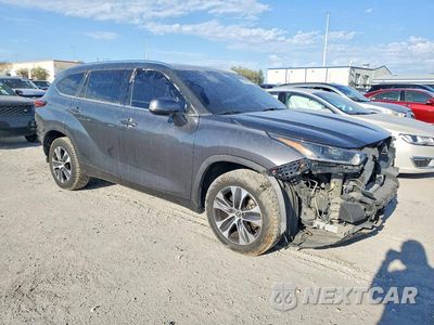 Czwarte zdjęcie samochodu z boku: 2021 TOYOTA HIGHLANDER XLE VIN:5TDGZRAH3MS037933 - miniatura