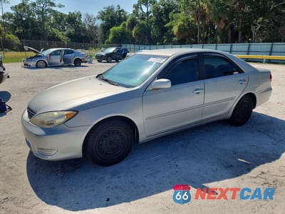 2005 TOYOTA CAMRY LE 4T1BE32K55U429608 - główne zdjęcie licytacji z USA - miniatura