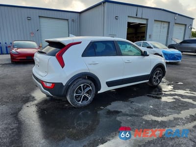 Trzecie zdjęcie samochodu z tyłu: 2026 KIA NIRO LX VIN:KNDCP3LE2T5360895 - miniatura