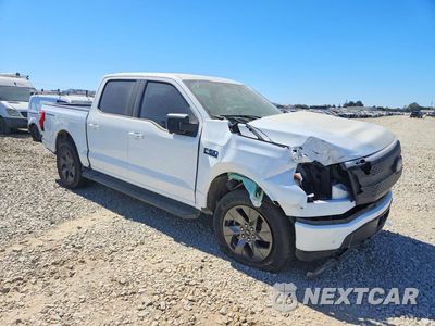 Czwarte zdjęcie samochodu z boku: 2024 FORD F150 LIGHTNING XLT VIN:1FT6W3L73RWG26851 - miniatura