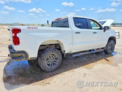 Trzecie zdjęcie samochodu z tyłu: 2026 CHEVROLET SILVERADO K1500 TRAIL BOSS CUSTOM VIN:3GCUKCED1TG269472 - miniatura
