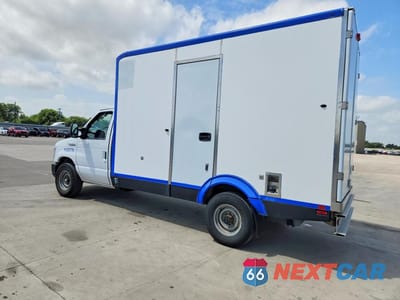 Drugie zdjęcie samochodu z przodu: 2023 FORD E350 REFRIGERATED BOX TRUCK VIN:1FDWE3FK1PDD26510 - miniatura